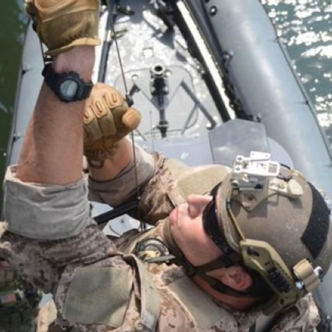 ネイビーシールズ愛用入手困難新品未使用廃盤米軍納入200M DW-6900-1V