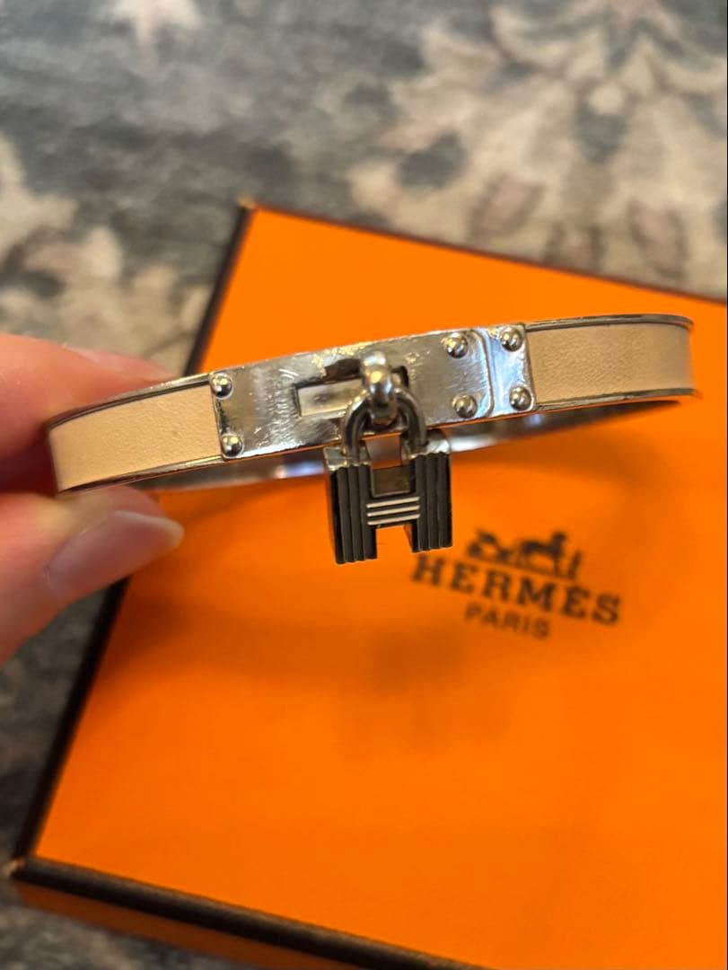 HERMESエルメス バングルHモチーフチャーム レザーブレスレット ベージュ