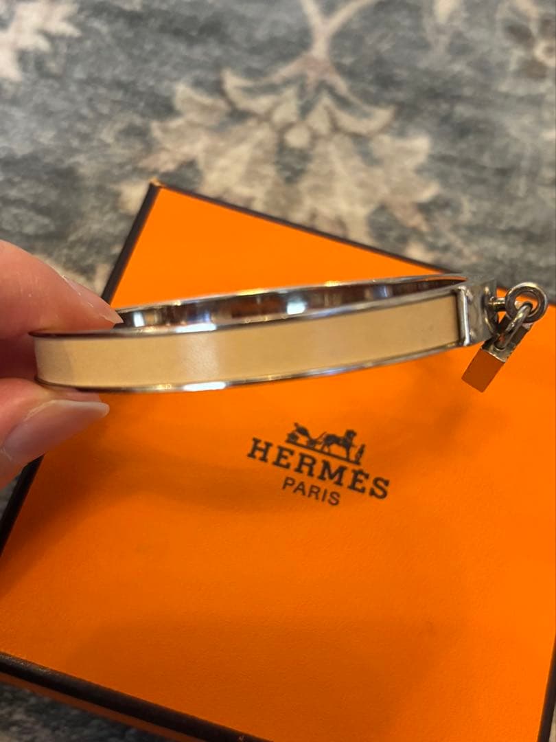 HERMESエルメス バングルHモチーフチャーム レザーブレスレット ベージュ