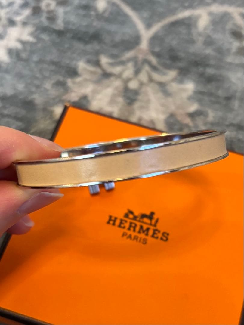 HERMESエルメス バングルHモチーフチャーム レザーブレスレット ベージュ