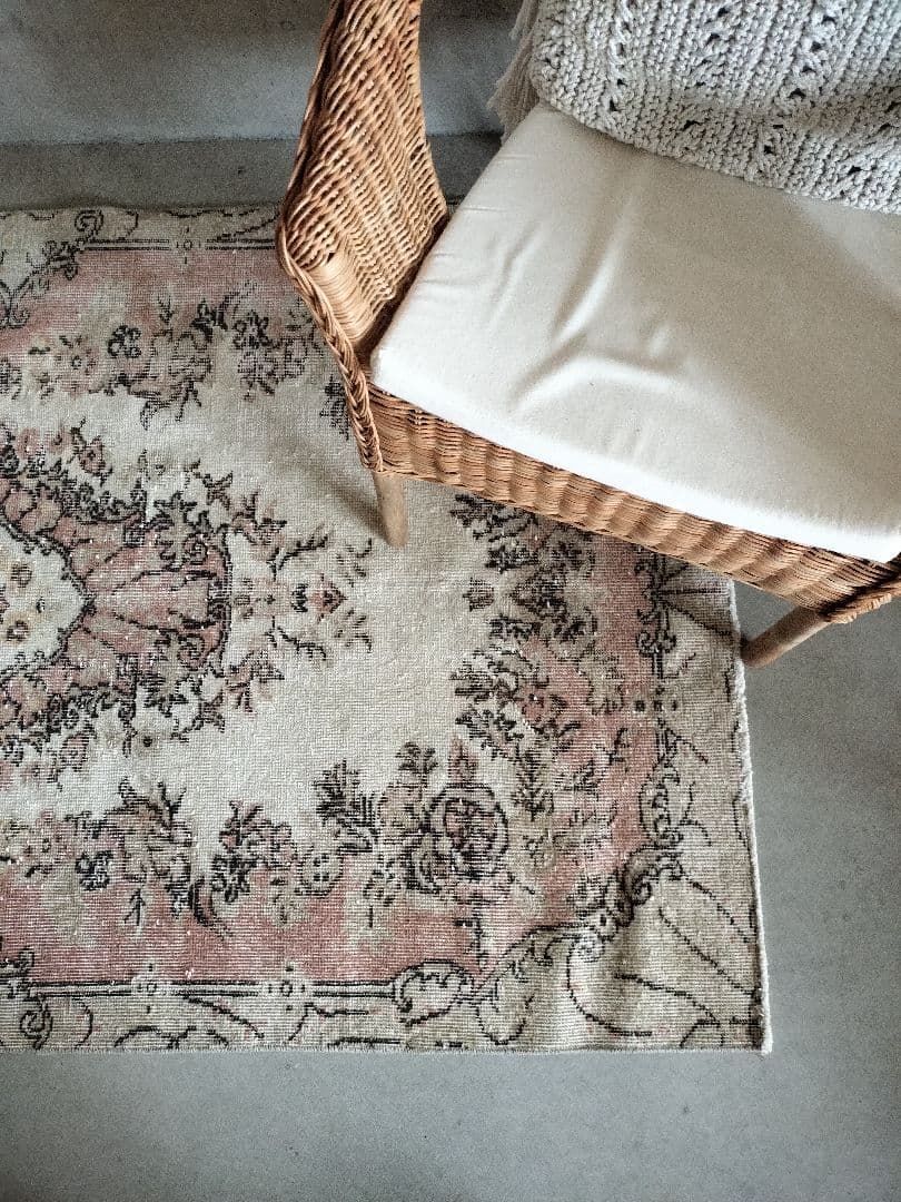 淡いカフェオレとくすみピンク　ヴィンテージラグ　石田ゆり子さんNo.687