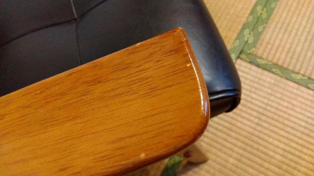 黒い合成皮革の1人掛けソファ