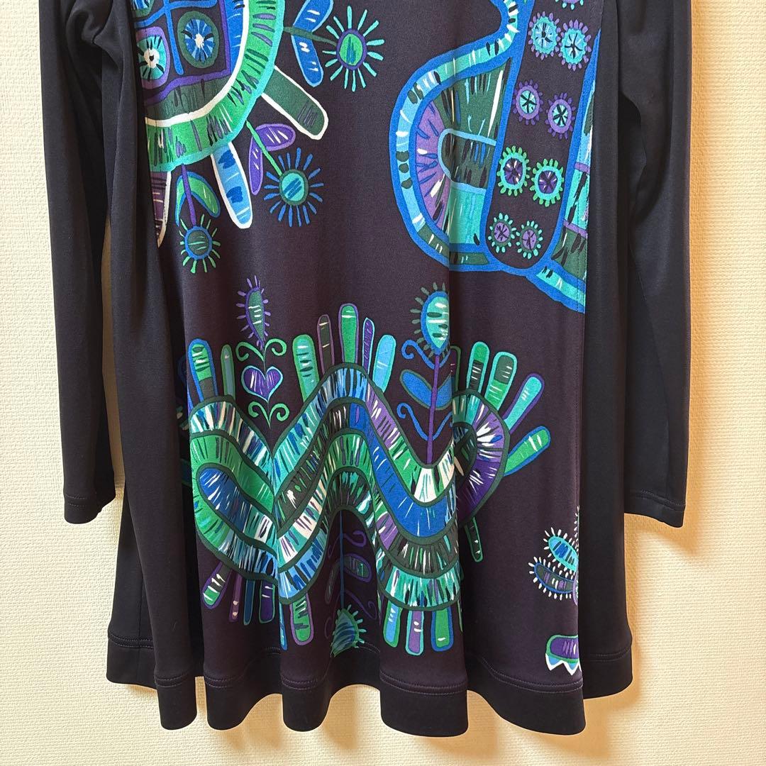 【未使用に近い】✨トクコプルミエヴォル✨黒地に幾何学模様の素敵な長袖チュニック❣️