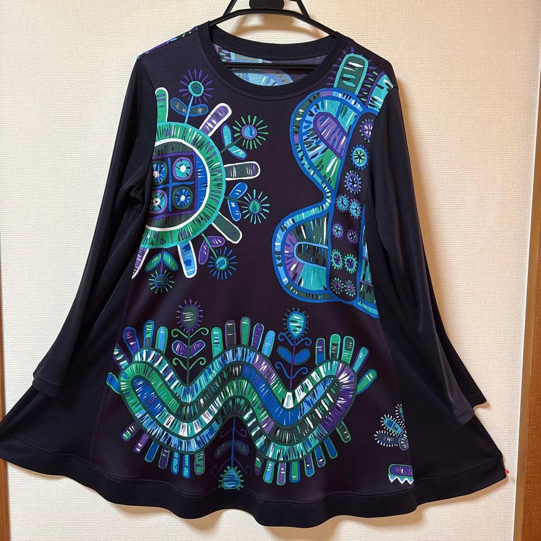 【未使用に近い】✨トクコプルミエヴォル✨黒地に幾何学模様の素敵な長袖チュニック❣️