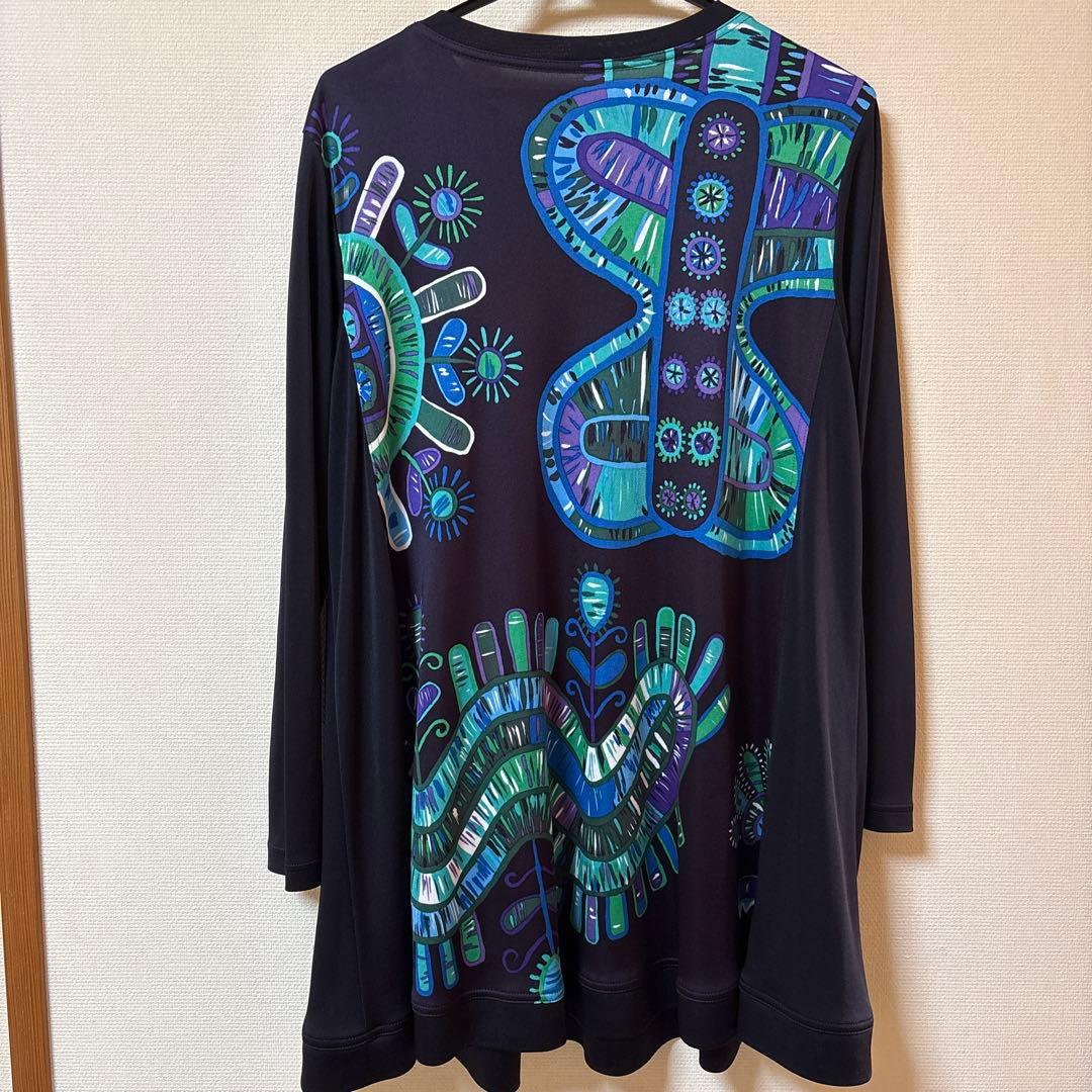 【未使用に近い】✨トクコプルミエヴォル✨黒地に幾何学模様の素敵な長袖チュニック❣️