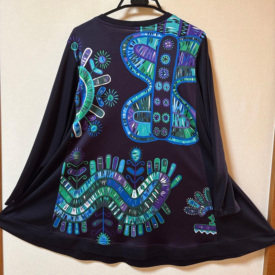 【未使用に近い】✨トクコプルミエヴォル✨黒地に幾何学模様の素敵な長袖チュニック❣️