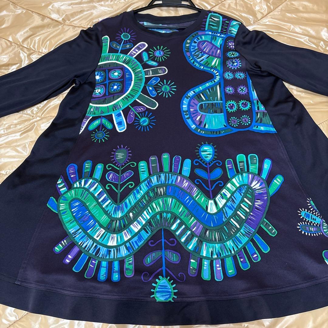 【未使用に近い】✨トクコプルミエヴォル✨黒地に幾何学模様の素敵な長袖チュニック❣️