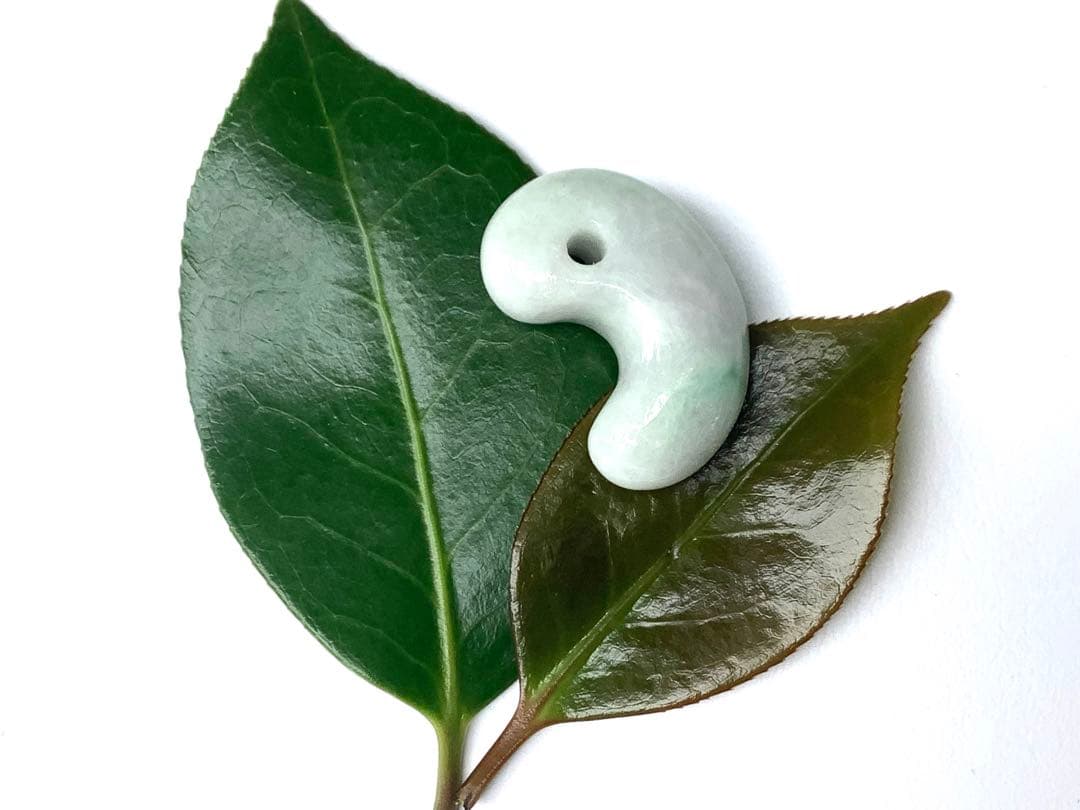 ✳親方絶賛50万円でも安価です‼️極上*氷*の肌目　糸魚川翡翠勾玉　機械鑑定付‼️