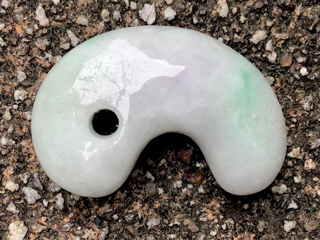 ✳親方絶賛50万円でも安価です‼️極上*氷*の肌目　糸魚川翡翠勾玉　機械鑑定付‼️