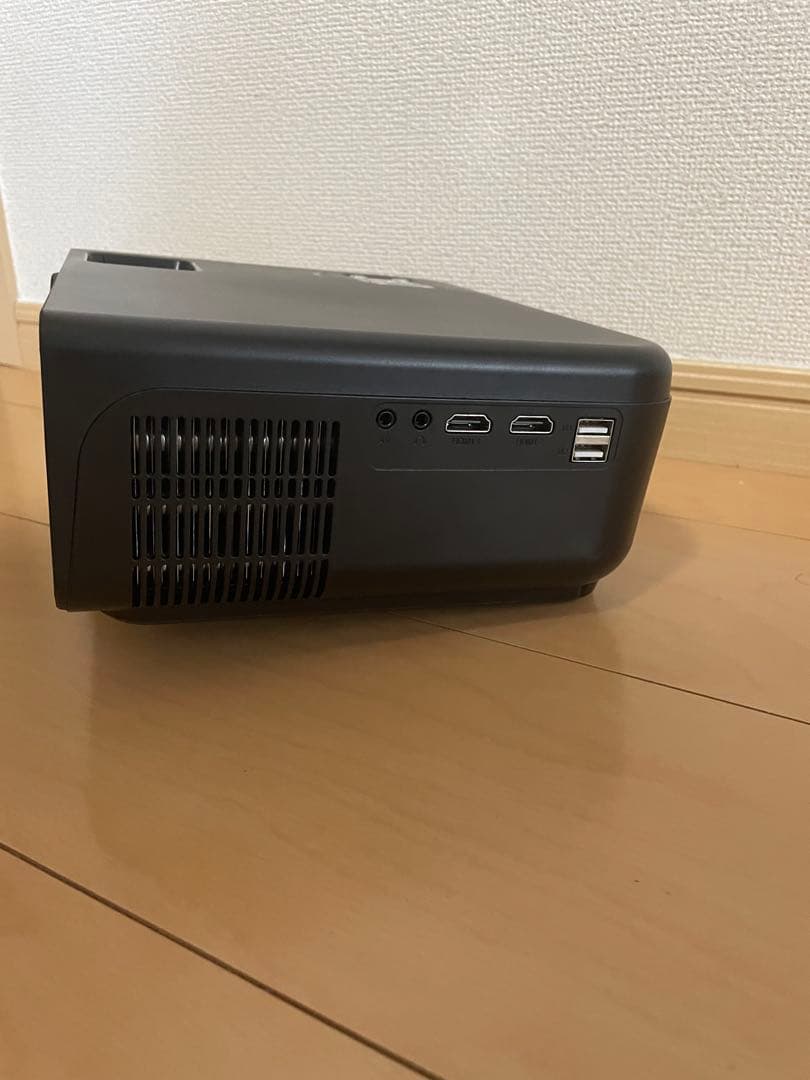 Tkisko プロジェクター本体 リモコン・バッグ、天板・三脚、HDMIコード付