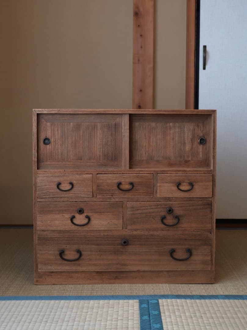 レトロな収納棚　箪笥　桐箪笥　飾り棚　鍵無し　木工芸　古家具　小箪笥　Q1474