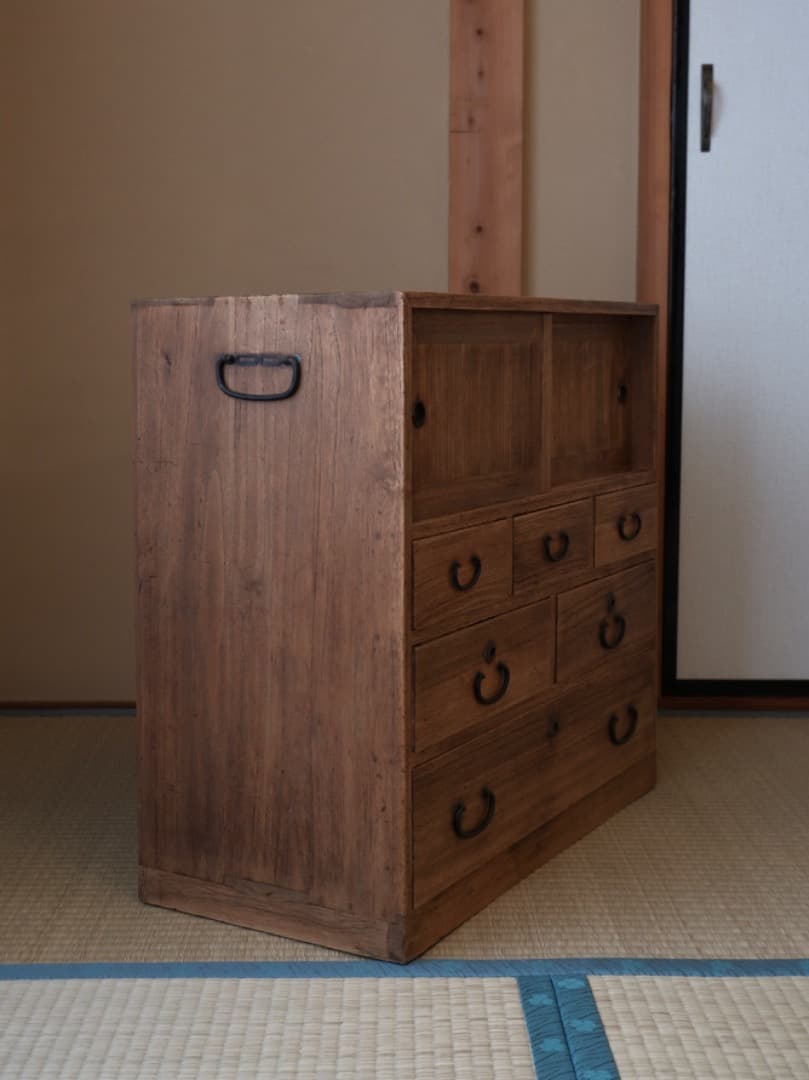 レトロな収納棚　箪笥　桐箪笥　飾り棚　鍵無し　木工芸　古家具　小箪笥　Q1474