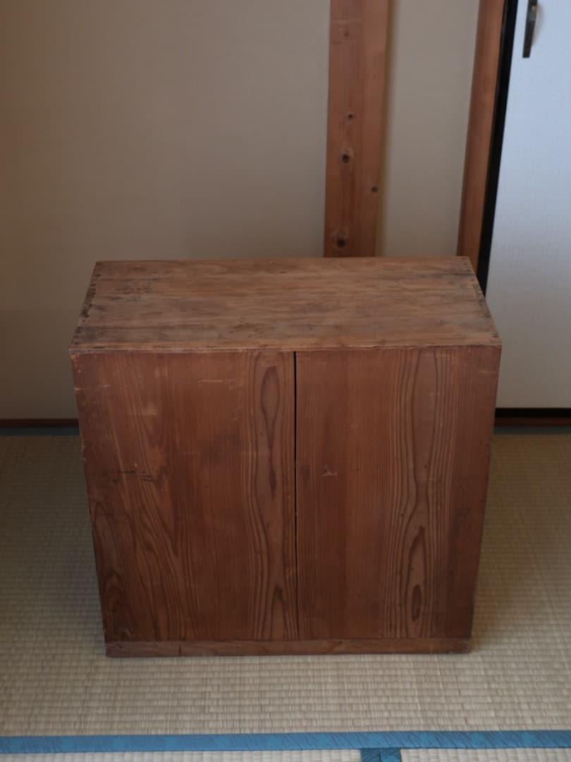 レトロな収納棚　箪笥　桐箪笥　飾り棚　鍵無し　木工芸　古家具　小箪笥　Q1474