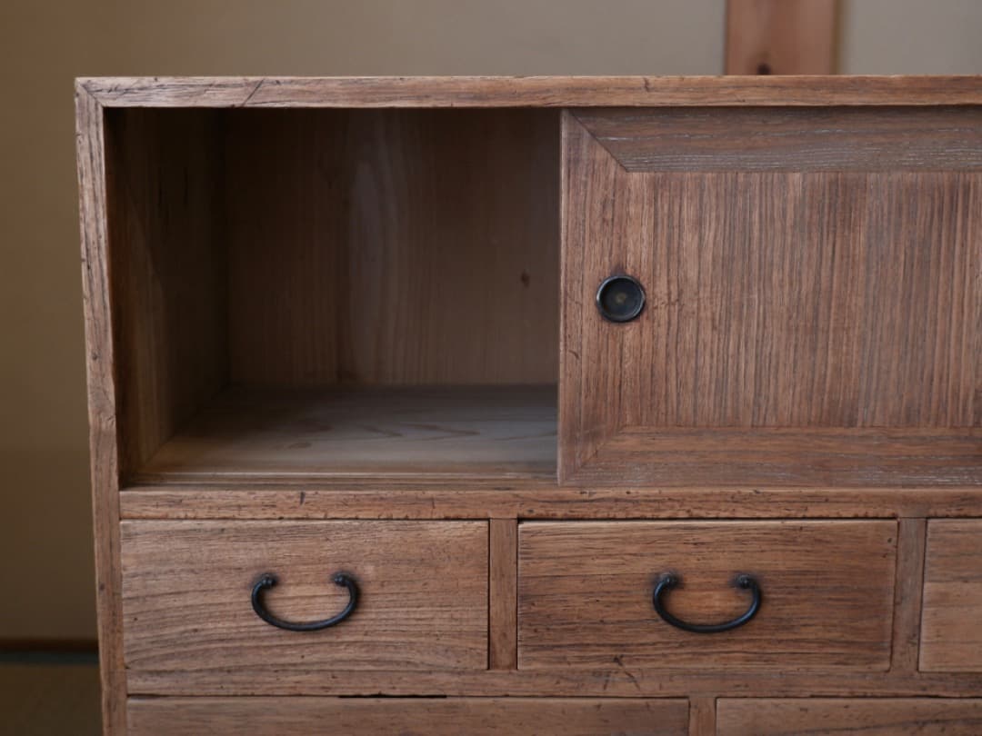 レトロな収納棚　箪笥　桐箪笥　飾り棚　鍵無し　木工芸　古家具　小箪笥　Q1474