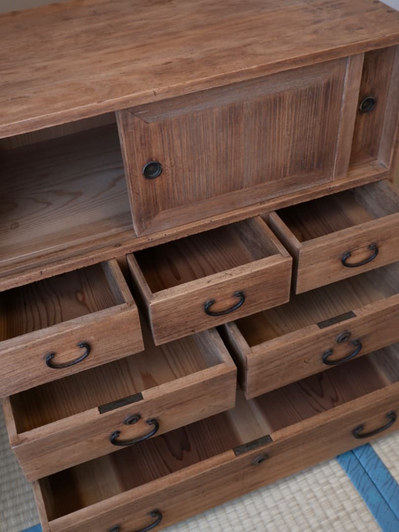 レトロな収納棚　箪笥　桐箪笥　飾り棚　鍵無し　木工芸　古家具　小箪笥　Q1474
