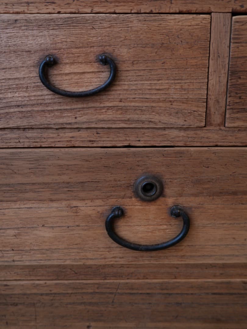 レトロな収納棚　箪笥　桐箪笥　飾り棚　鍵無し　木工芸　古家具　小箪笥　Q1474