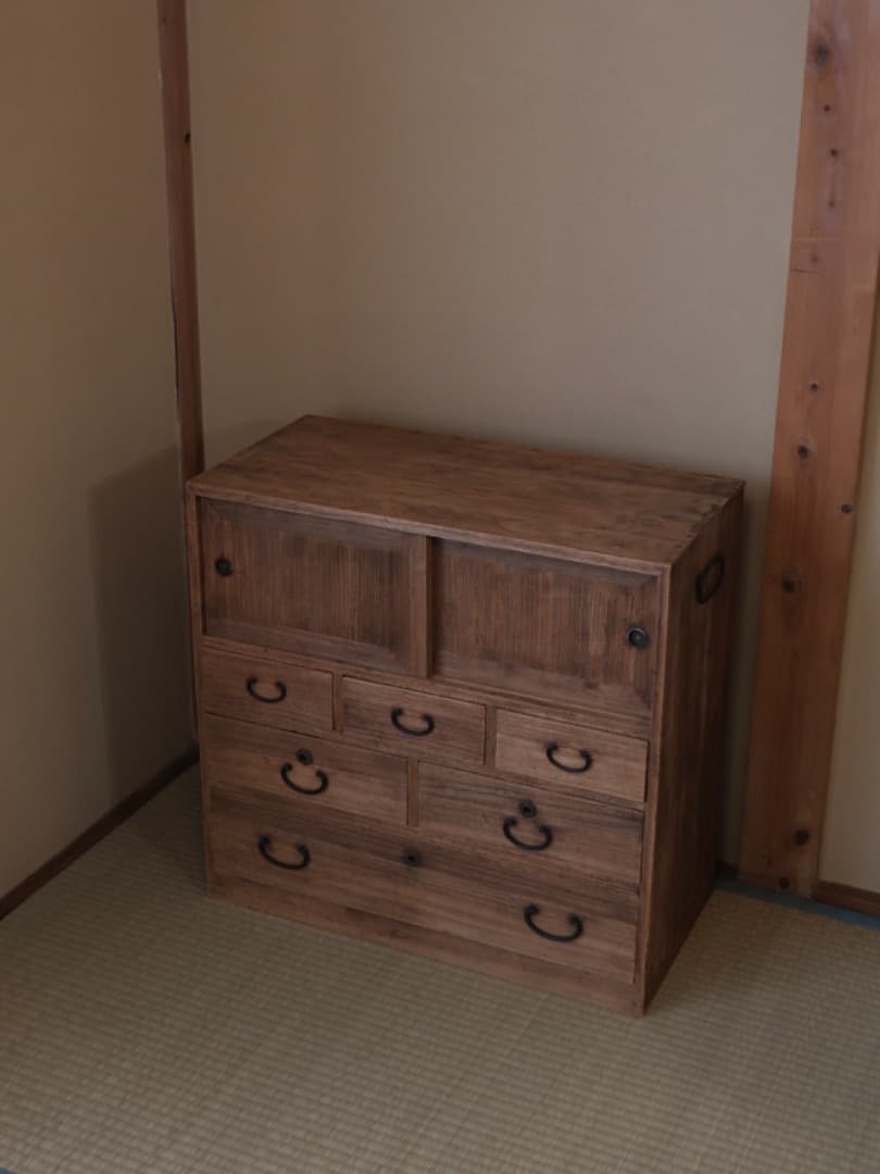 レトロな収納棚　箪笥　桐箪笥　飾り棚　鍵無し　木工芸　古家具　小箪笥　Q1474