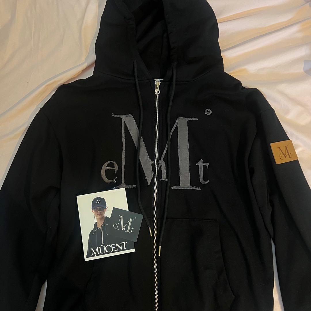 MUCENTロゴフードジップアップ ユニセックス
