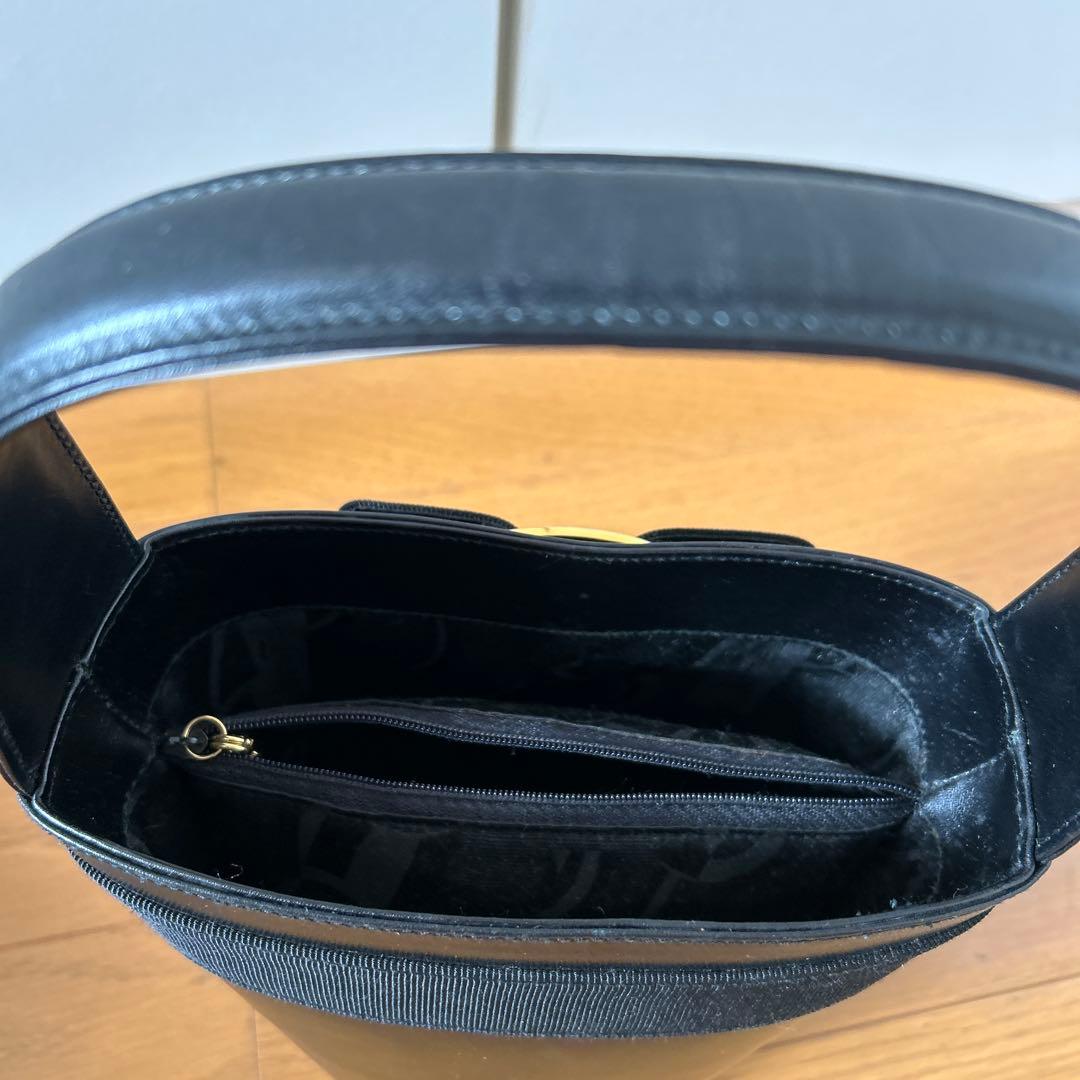 フェラガモ　リボン付きバック　黒