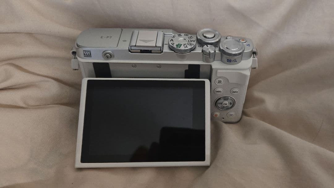 【美品】Olympus pen e-p7 白 おまけ付き