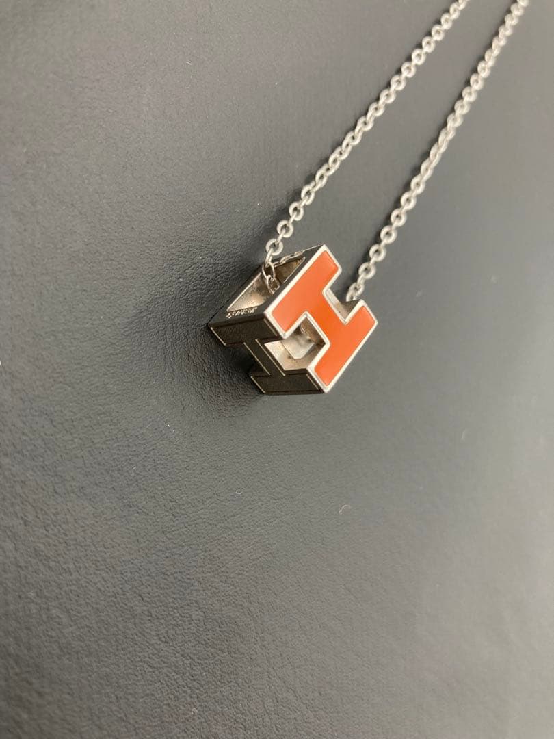 HERMES エルメス Hキューブ ネックレス オレンジ　シルバーカラー