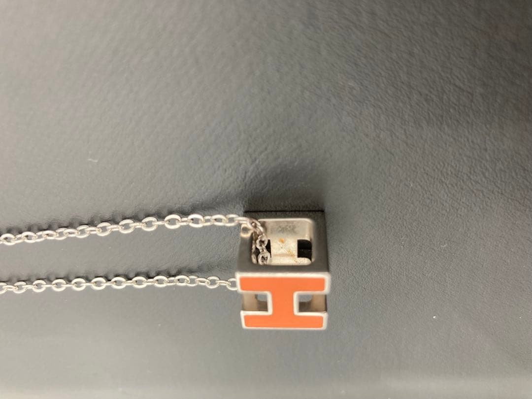 HERMES エルメス Hキューブ ネックレス オレンジ　シルバーカラー