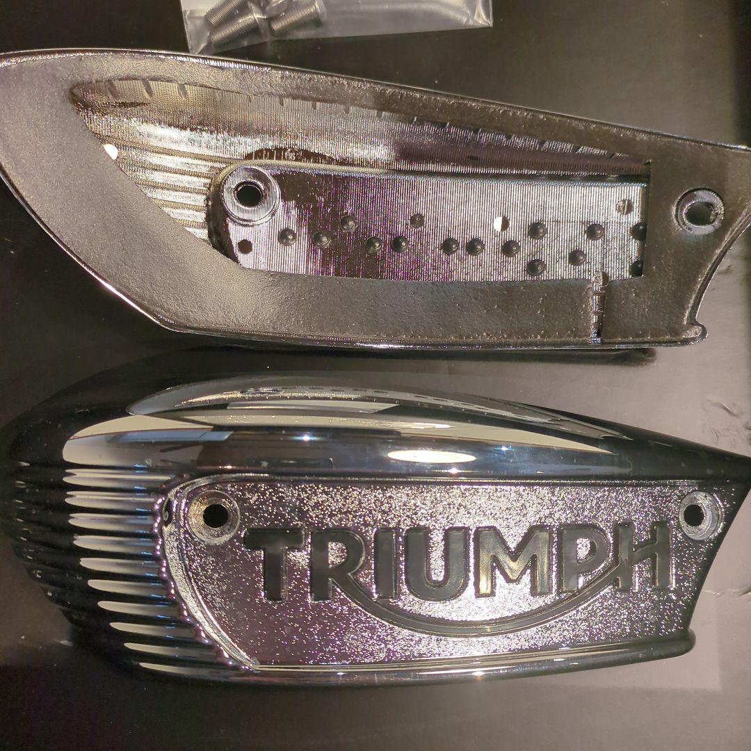 トライアンフ　ボンネビル　タンクサイド　エンブレム　新車外し　純正
