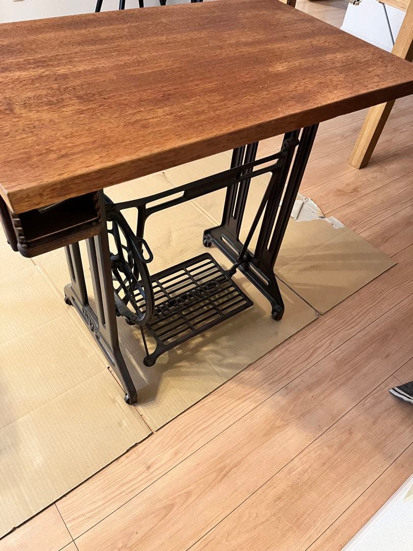 アンティーク　ソーイングマシンテーブル