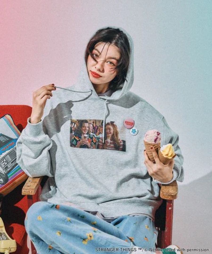 【STRANGER THINGS】コラボ 缶バッチ付きパーカー　Lサイズ