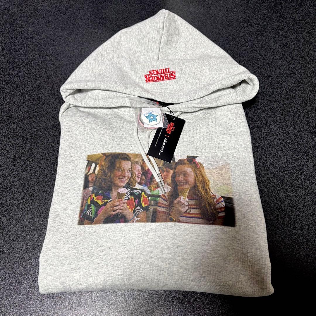 【STRANGER THINGS】コラボ 缶バッチ付きパーカー　Lサイズ