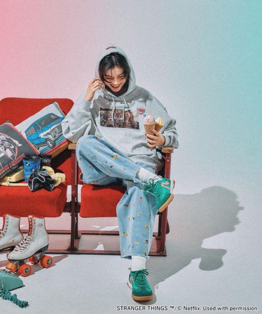 【STRANGER THINGS】コラボ 缶バッチ付きパーカー　Lサイズ