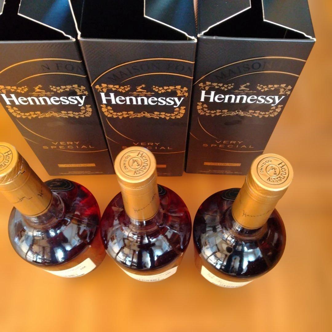 Hennessy 　ベリースペシャルブランデ−3本700ml