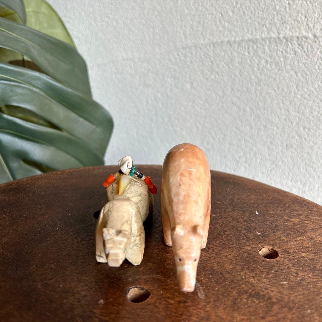 アリゾナ　インディアンジュエリーショップ　石製クマの彫刻2体セット