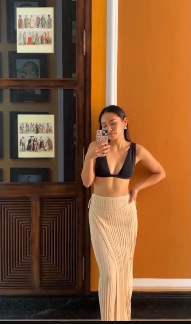 S　　SISANDI V LINE moonlight white 1