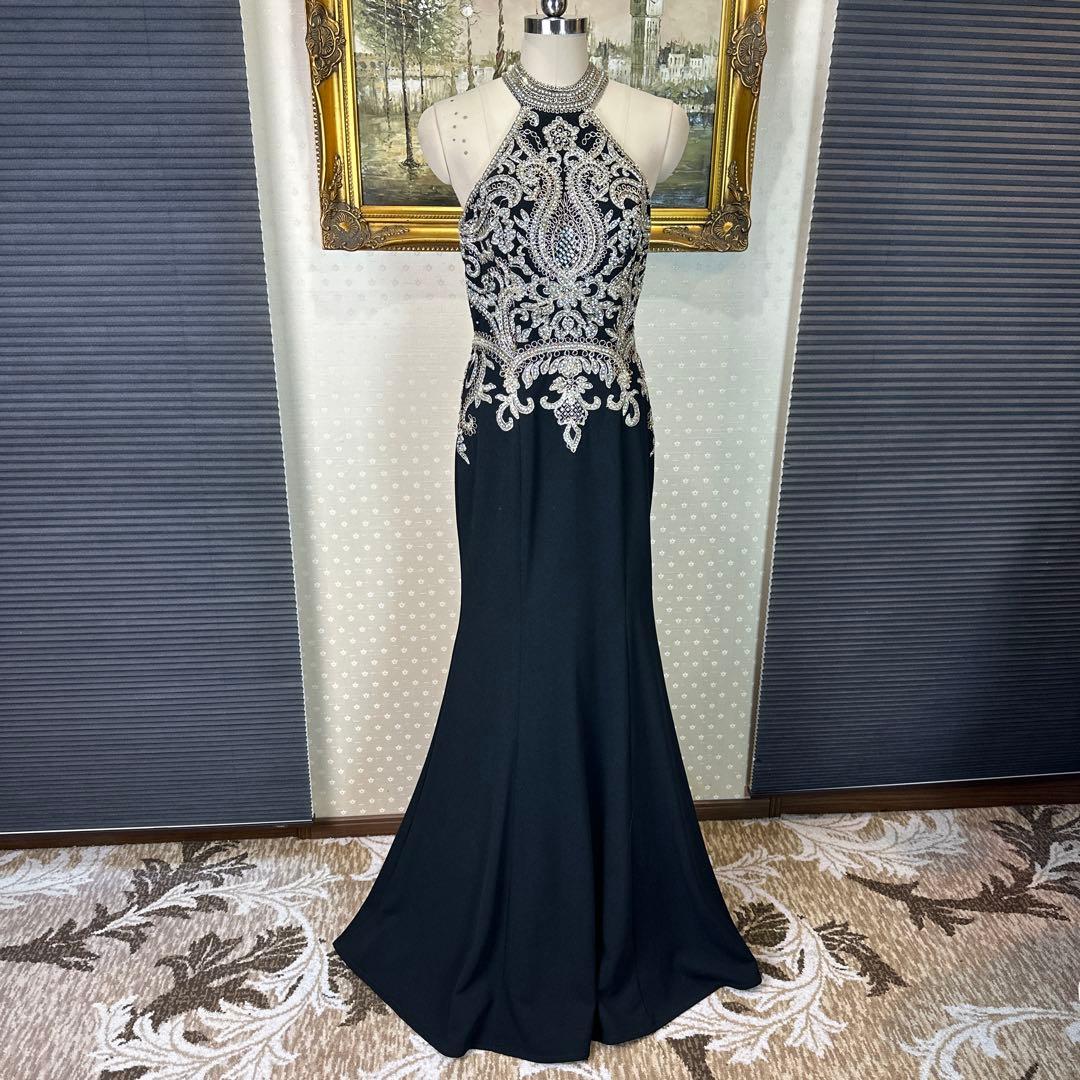 エレガントなブラックハイネックドレス