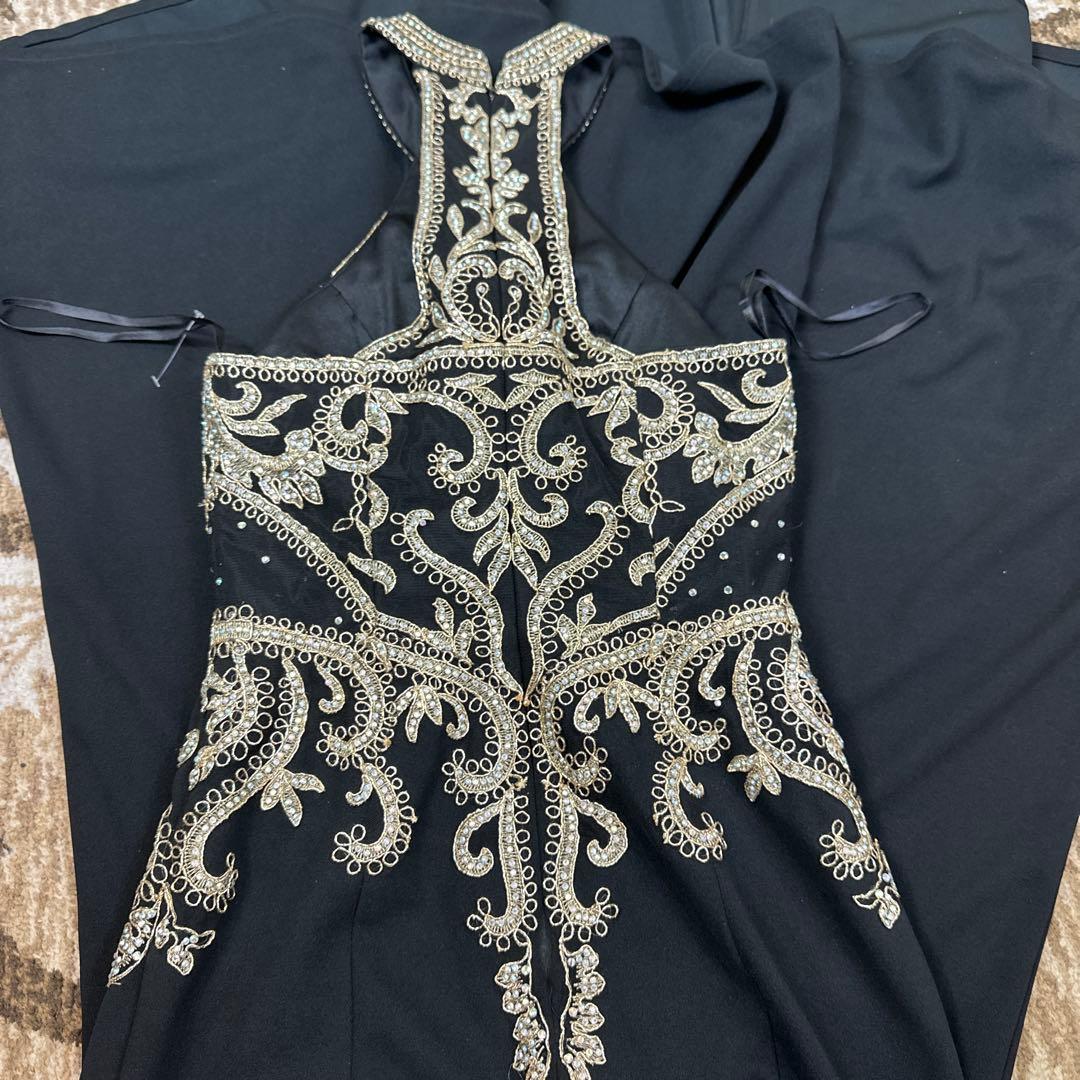 エレガントなブラックハイネックドレス