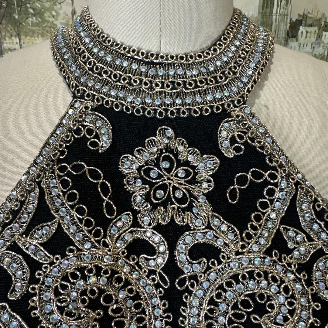 エレガントなブラックハイネックドレス