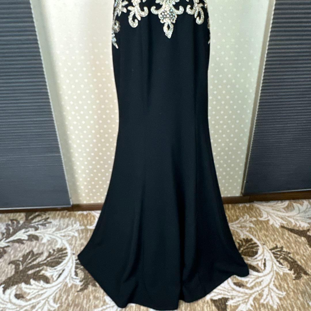 エレガントなブラックハイネックドレス