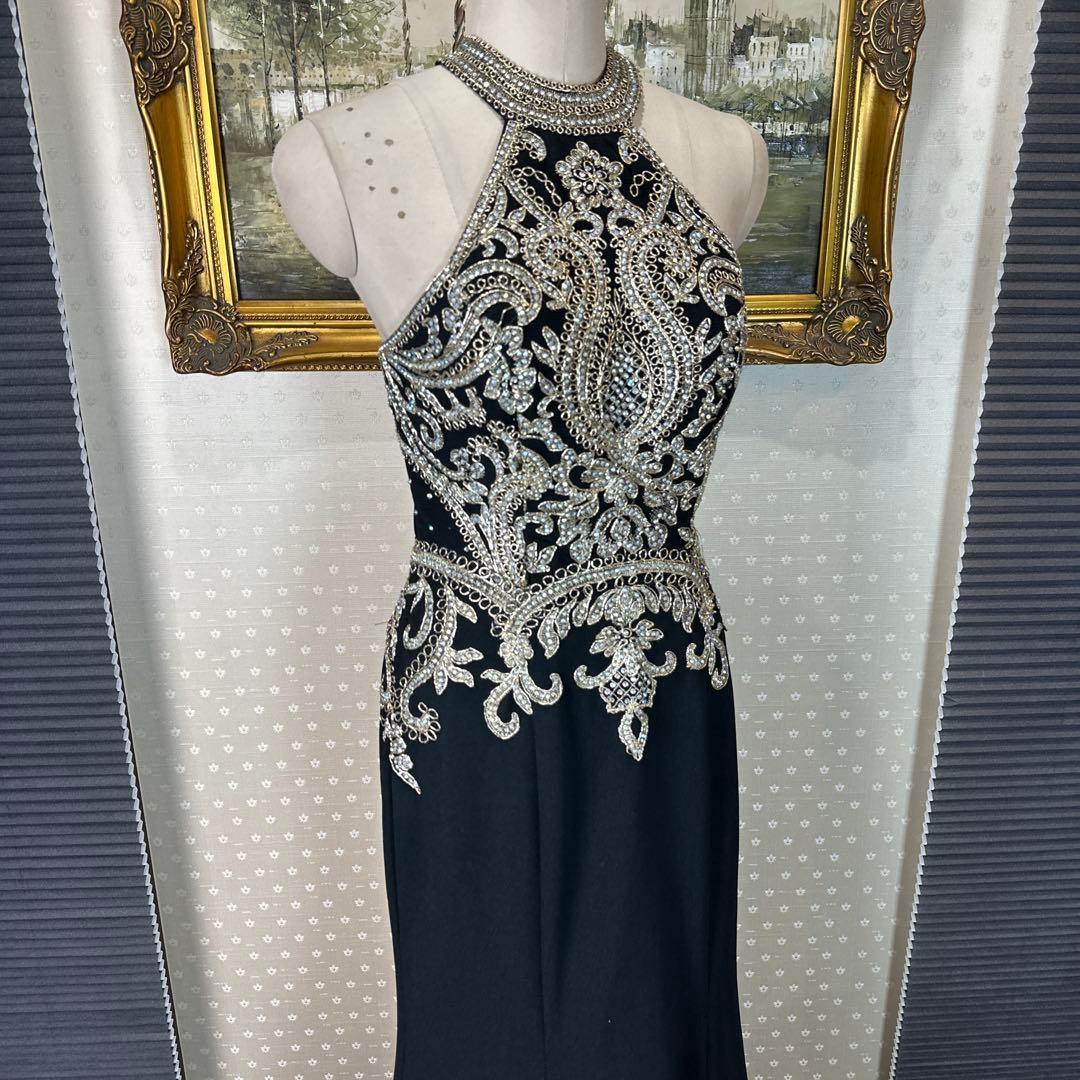 エレガントなブラックハイネックドレス