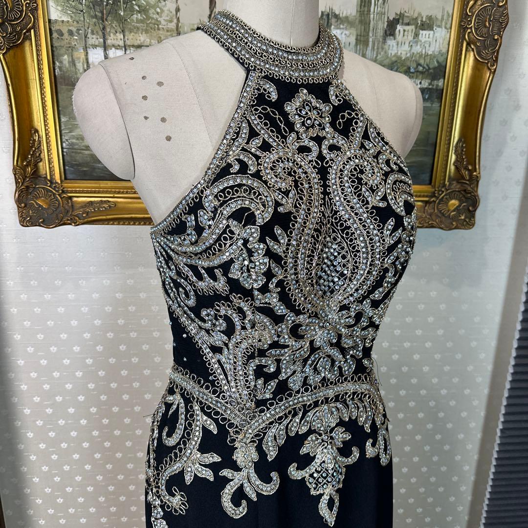 エレガントなブラックハイネックドレス