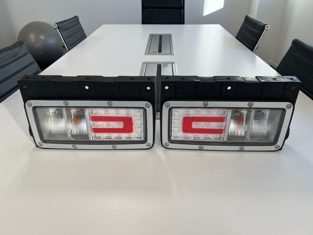 日野17プロフィア　テールランプ新車外し　左右2個セット！