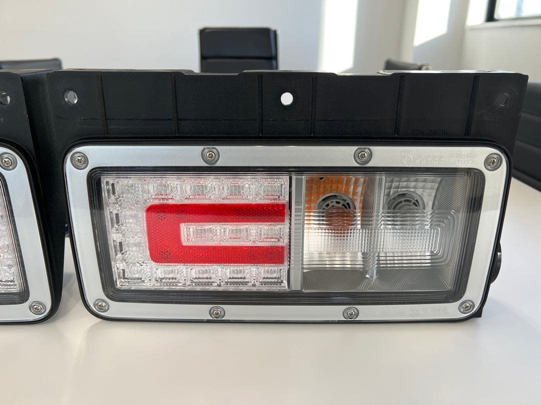 日野17プロフィア　テールランプ新車外し　左右2個セット！