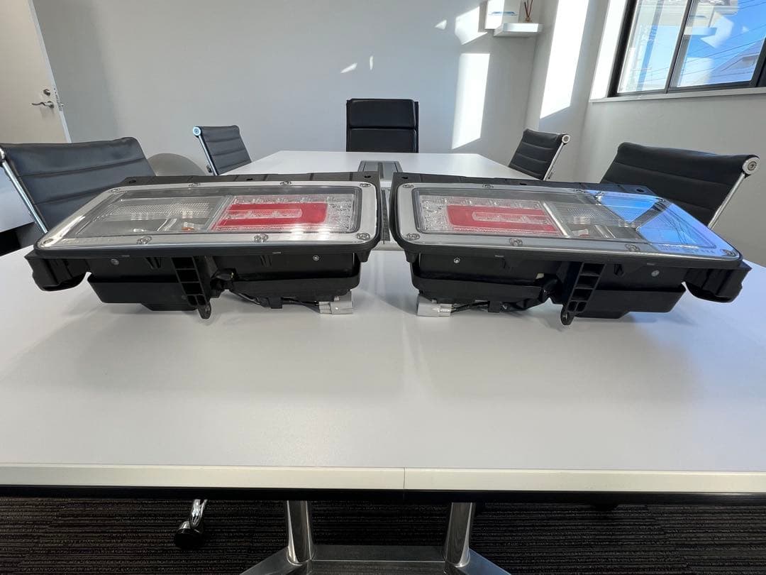 日野17プロフィア　テールランプ新車外し　左右2個セット！