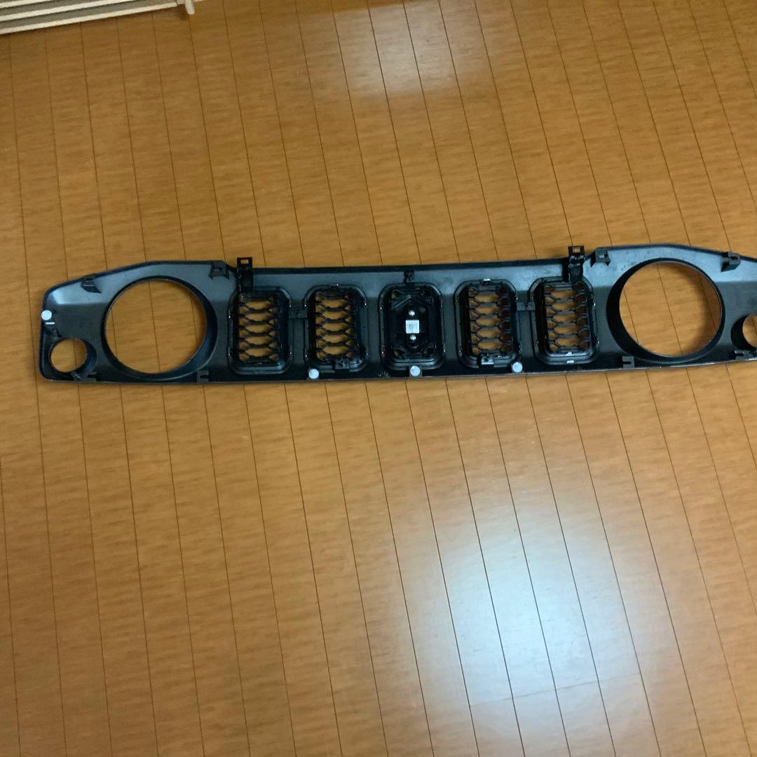 スズキ フロントグリル 72716-81000 ジムニーノマド純正