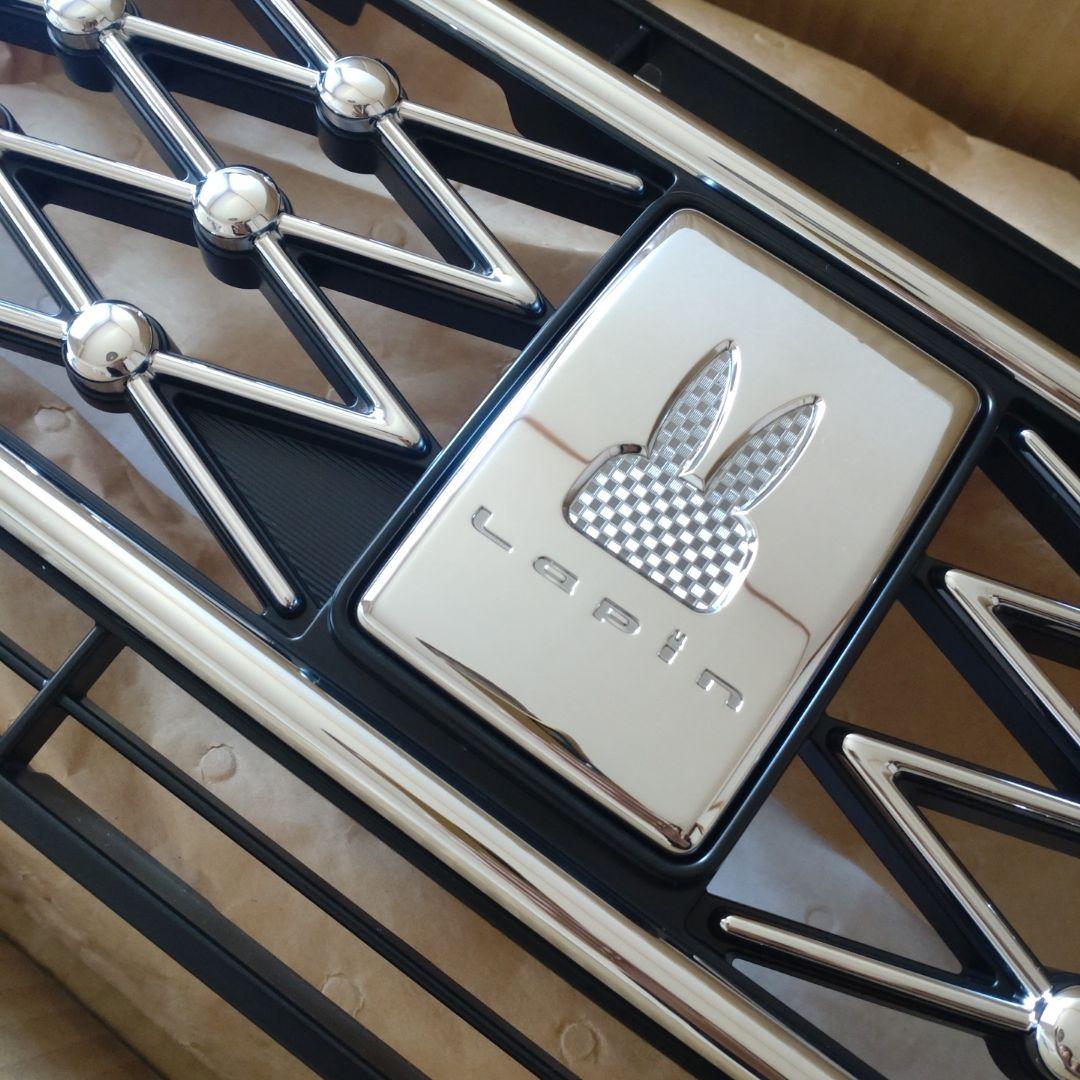 スズキ　Lapin ダイヤモンドグリル ウサギロゴ