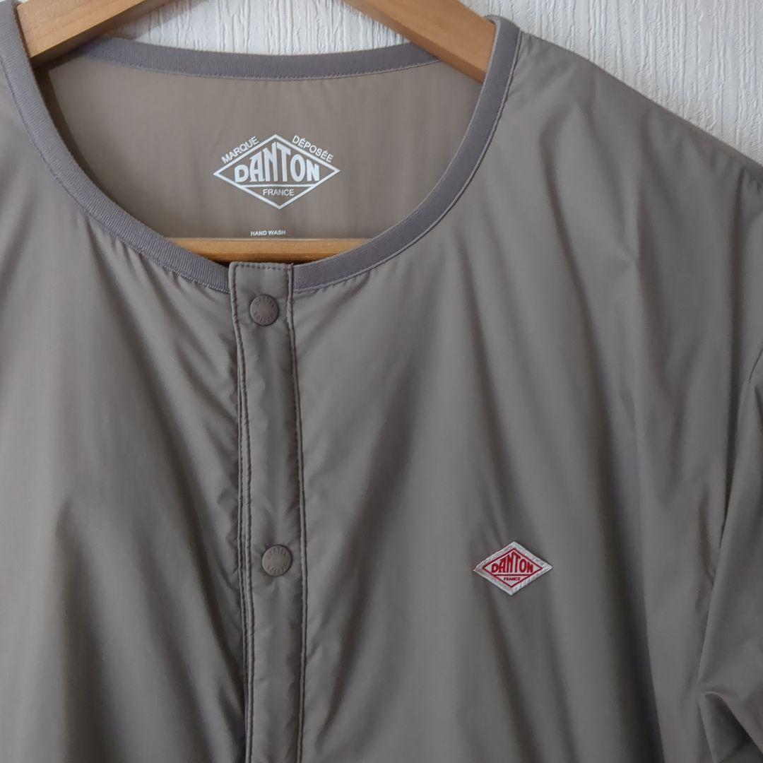 【DANTON】インサレーションジャケット　ノーカラー　グレージュ