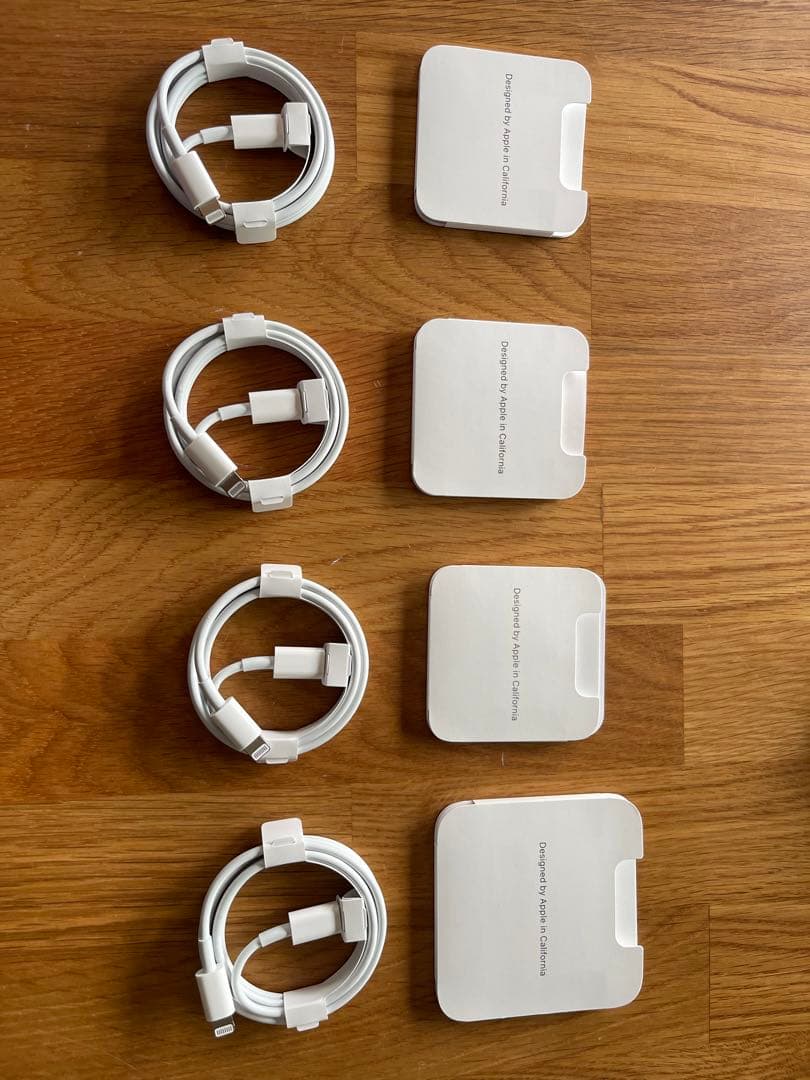 iPhone用急速充電器とSIMカードスロット取り出しピン