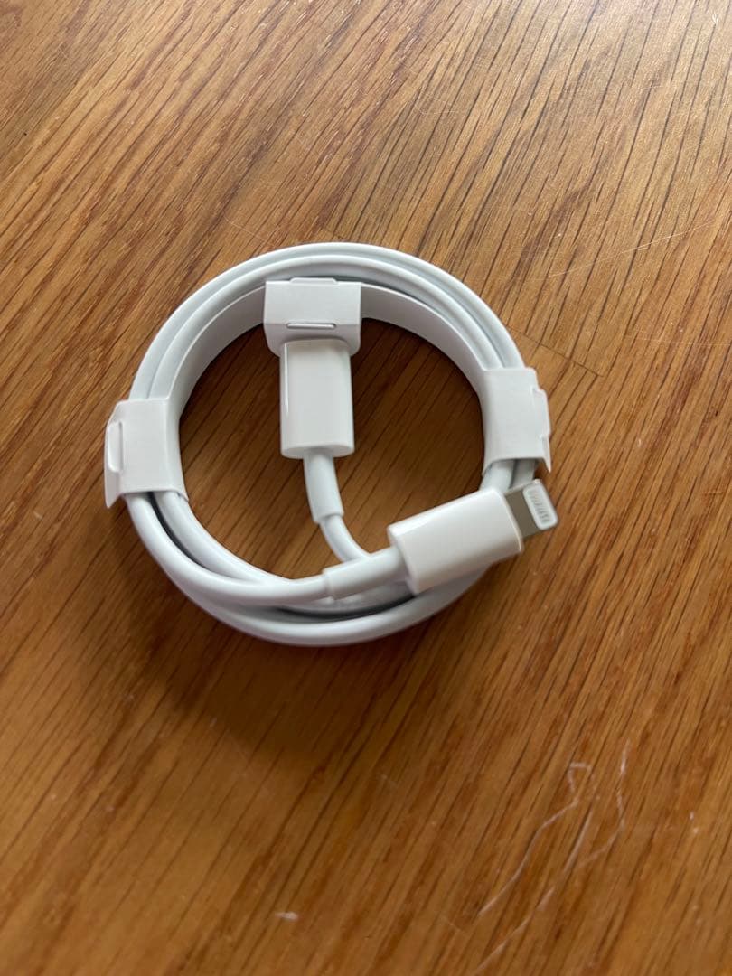 iPhone用急速充電器とSIMカードスロット取り出しピン