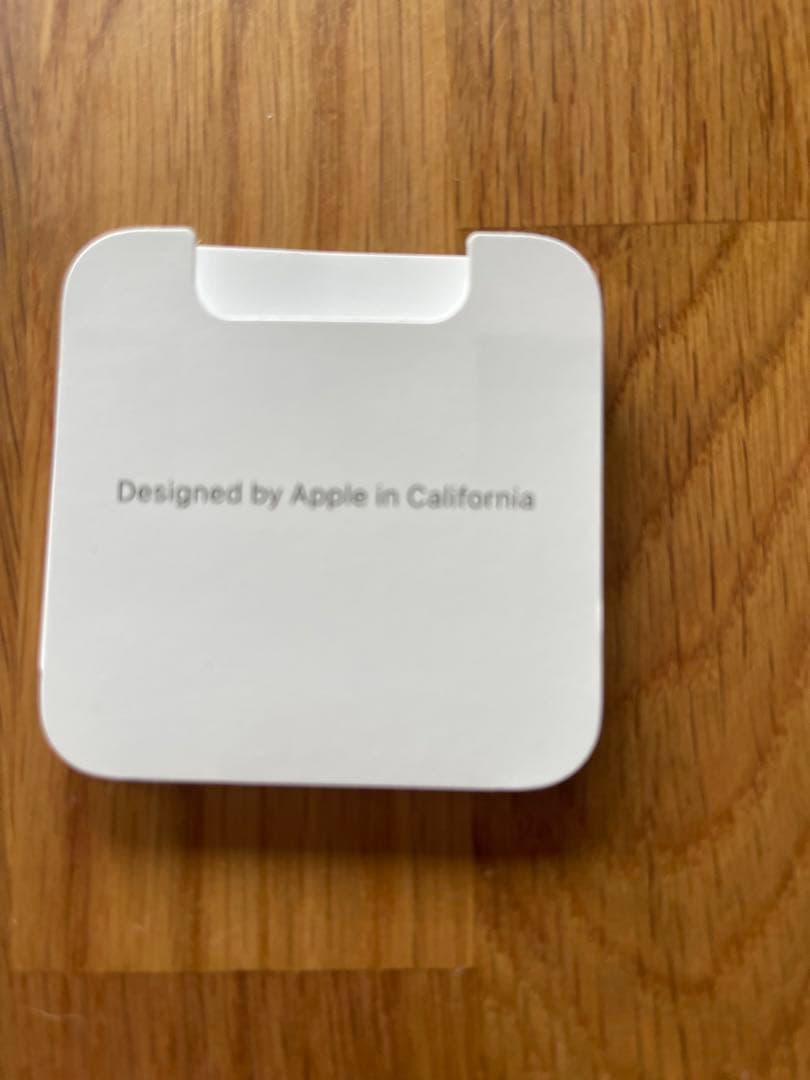 iPhone用急速充電器とSIMカードスロット取り出しピン