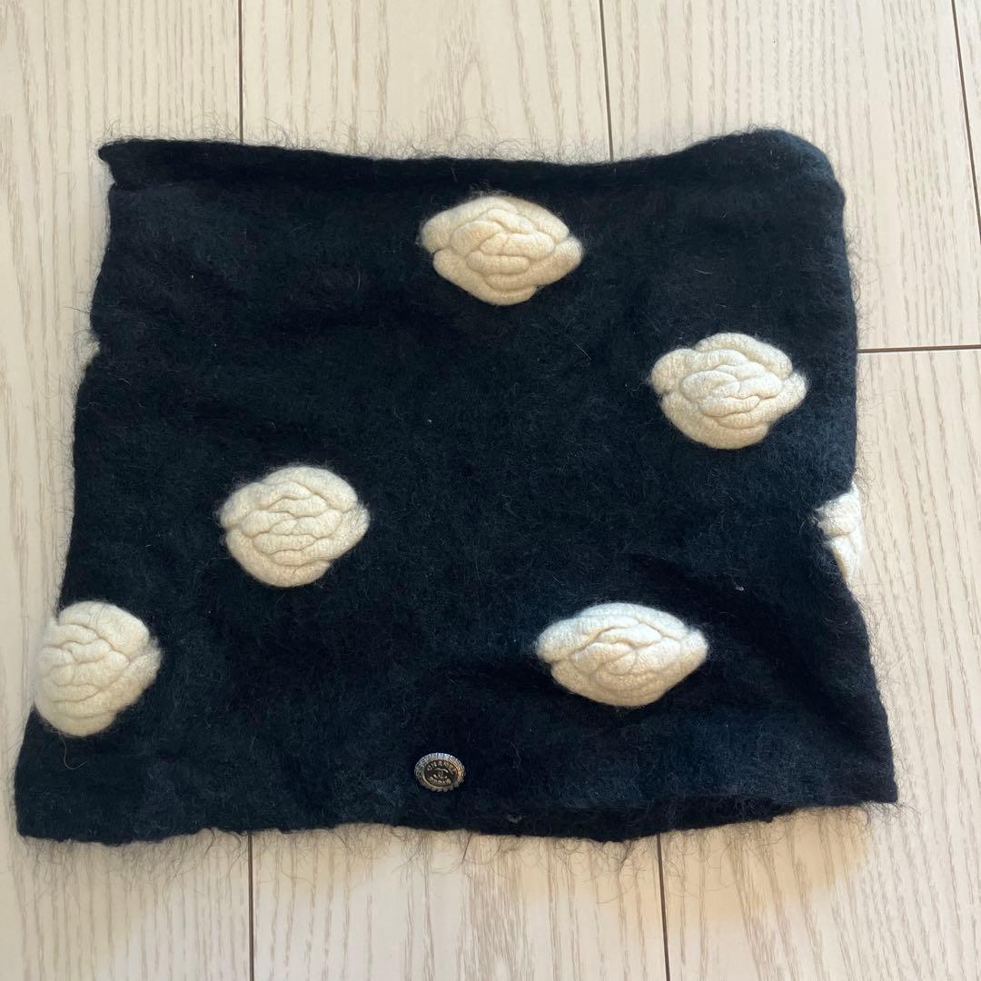 CHANEL ネックウォーマー 黒/白 ポンポンデザイン　カメリア